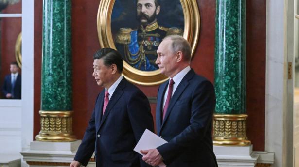 Præsidenterne Xi Jinping og Vladimir Putin på vej for at underskrive en række samarbejdsaftaler. Foto: Grigory Sysoevs/EPA/Ritzau Scanpix