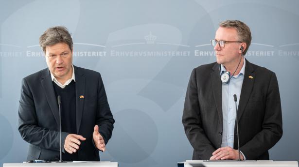 Erhvervsminister Morten Bødskov (S) og Tysklands vicekansler og økonomi- og klimaminister, Robert Habeck, m.fl. holdt i marts pressemøde om dansk-tysk samarbejde om brintinfrastruktur og nye klimateknologier. Arkivfoto: Emil Nicolai Helms/Ritzau Scanpix