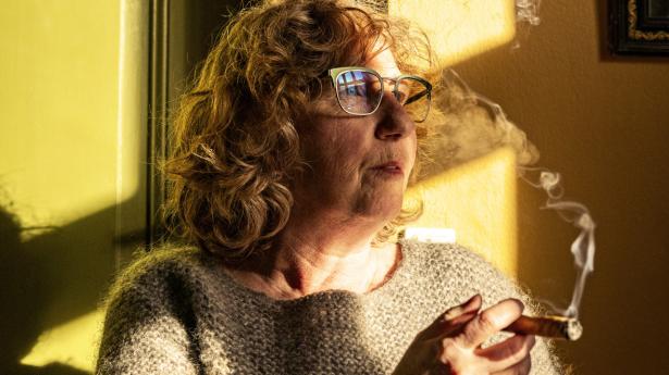 Bryggeridirektør Janni Bidstrup dyrker tobak og ruller cigarer.
