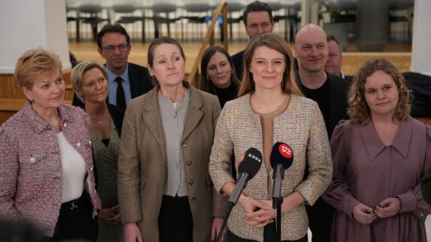 Pressemøde i Beskæftigelsesministeriet torsdag aften efter forhandlinger om ny arbejdsmiljøaftale. Foto: Emil Helms/Ritzau Scanpix