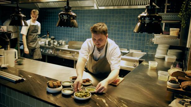 Køkkenchef Christoffer Brink er kendt for altid at præstere en stor lækkerhedsfaktor i sin mad.
