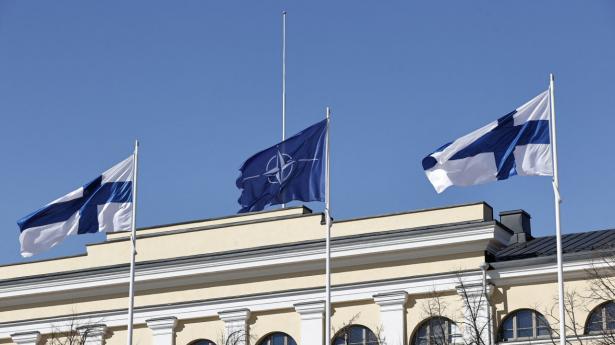 Finske flag og Nato-flag på toppen af det finske udenrigsministerium. Foto: Lehtikuva/Reuters/Ritzau Scanpix