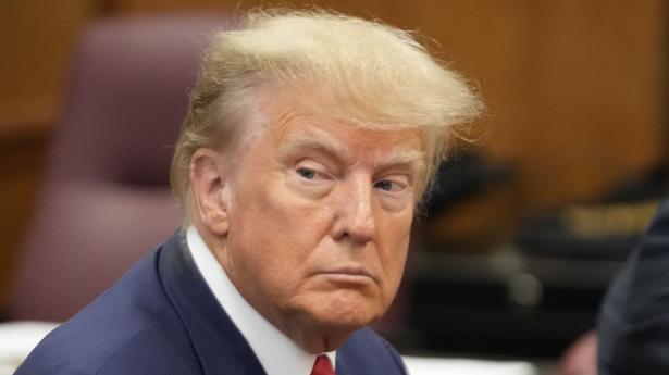 Tidl. præsident Donald Trump fotograferet i retten i New York tirsdag aften dansk tid. Han erklærer sig ikke skyldig i alle anklager. Foto: Pool/Reuters/Ritzau Scanpix