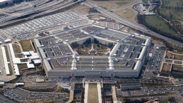 Manden bag læk af Pentagon-papirer er “bevæbnet, ung og stærk,” men også “meget forvirret og fortvivlet”