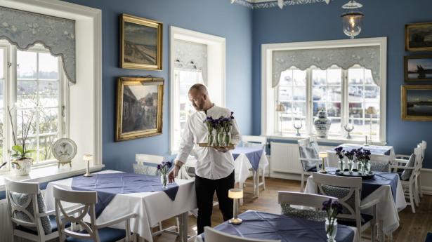 John Bech Amstrup har siden barnsben haft stort fokus på at være vært og varte gæster op. Som barn kunne han dække smukke bord og kokkerere treretters middage til sine forældres gæster. Foto: Michael Drost-Hansen