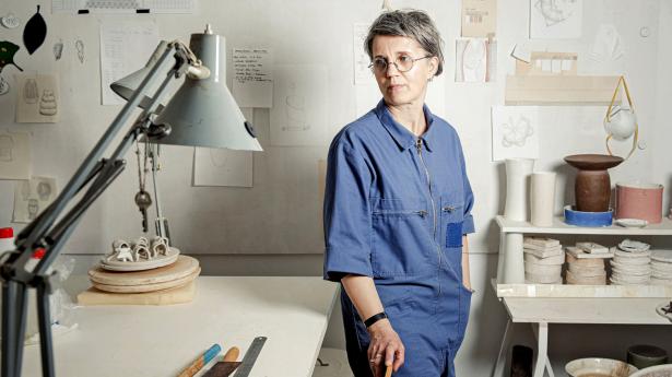 Keramikeren Anne Black skal til at bygge sin virksomhed op igen, efter hun på syv år har været gennem tre retssager, der har tæret på kræfterne. Foto: Brage Borup