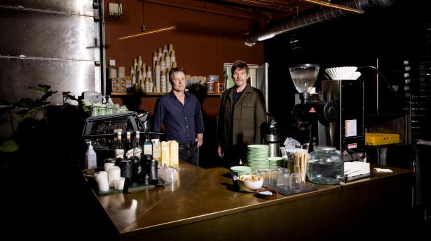 Steen Skallebæk (t.v.) og Ole Kristoffersen er makkerparret bag Lagkagehuset, som de solgte i 2017. Nu er de igen i gang med en vækstrejse med Copenhagen Coffee Lab. Foto: Simon Fals