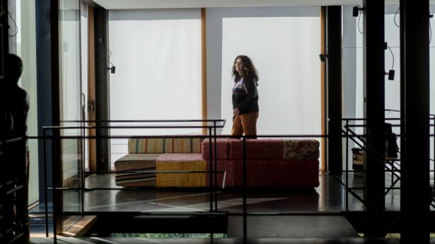 Birgit Lyngbye Pedersen solgte det meste af sin møbelsamling, da hun flyttede ind i Raftehuset, fordi hun mente, det kaldte på en helt anden slags møbler. Foto: Esther Kofoed Sørensen