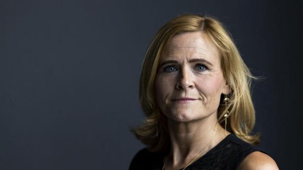 “Hvis man bliver ved med at holde fast i sig selv, gøre sig umage, lytter ved kaffemaskinen og er nysgerrig på, hvad der sker i organisationen, tror jeg, man bevarer sin egen trivsel og relevans som leder,” siger koncerndirektør i PFA Camilla Holm. Arkivfoto: Simon Fals