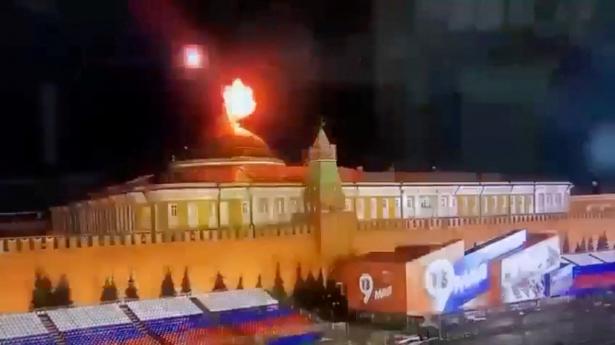 Billedet er taget fra den video, som angiveligt viser angrebet på Kreml i hjertet af Moskva, hvor Ruslands præsident og hans administration siden 1991 har haft kontor, mens regeringen og parlamentet har bygninger ude i byen. Foto: Ostorozhno Novosti/Reuters/Ritzau Scanpix