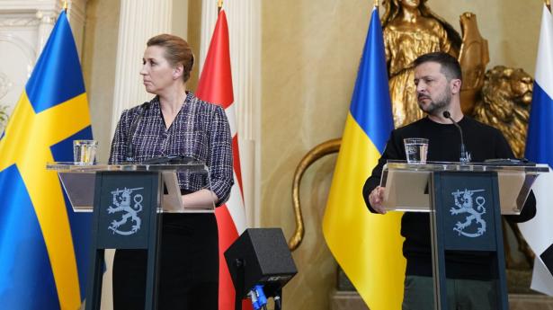 På et pressemøde i forbindelse med et et nordisk-ukrainsk topmøde i Helsinki afviste den ukrainske præsident, Volodymyr Zelenskyj, at Ukraine står bag et attentatforsøg på Vladimir Putin. Foto: Christine Olsson/TT/Ritzau Scanpix