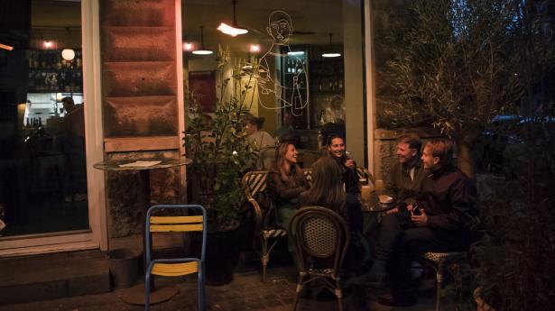 Aftenstemning i rygerafdelingen foran Bottega Barlie.