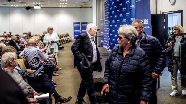 “Jeg har indtryk af, at vores ministre har meget travlt med at komme rundt for at snakke med folk. Og det, tror jeg, er noget af det vigtigste, de kan gøre,” siger Leif Krarup (i  midten), formand for Venstre i Region Syddanmark. Foto: Michael Drost-Hansen