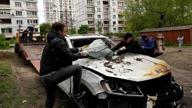 Biler og bygninger i Kyiv blev ramt af nedskudte russiske droner. I alt blev 35 iranskproducerede droner skudt ned. Foto: Sergei Chuzavkov/AFP/Ritzau Scanpix