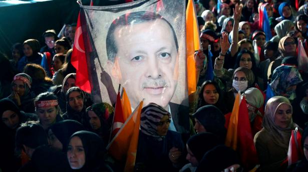 Tyrkiets siddende præsident Erdogan står til godt 49 pct. af stemmerne og skal ud i en anden valgrunde om to uger. Foto: Adem Altan/AFP/Ritzau Scanpix