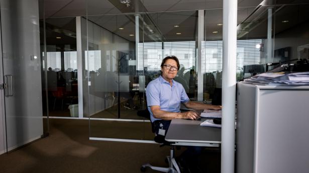 71-årige John Jensen kunne være gået på pension for seks år siden, men helbredet er godt, og han kan lide sit arbejde. John Jensen er dermed en blandt stadigt flere ældre, der arbejder efter pensionsalderen. Foto: Simon Fals