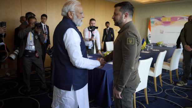 Ukraines præsident, Volodymyr Zelenskyj, har på topmødet blandt andet holdt møder med Indiens premierminister, Narendra Modi, og Brasiliens præsident, Luiz Inácio Lula da Silva, der begge har forholdt sig neutralt til Ruslands invasion af Ukraine. 
Foto: Ukrainian Presidentia/Ritzau Scanpix