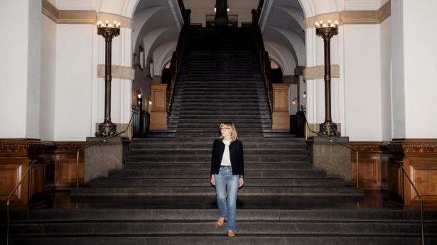 Filminstruktør Nille Westh vil tegne et anderledes portræt af Helle Thorning-Schmidt i ny Viaplay-dokumentar.