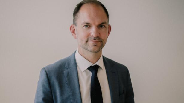 Skatteminister Jeppe Bruus (S) peger på, at regeringen allerede har indført én særskat på bankerne. Arkivfoto: Rune Øe/Ritzau Scanpix