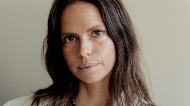 33-årige Amanda Lilholt, stifter af designvirksomheden Studio Amanda Lilholt, vil ikke vokse sin virksomhed med ansatte. Når hun rammer 40 år, vil hun genovejer den beslutning. Foto: Brage Borup