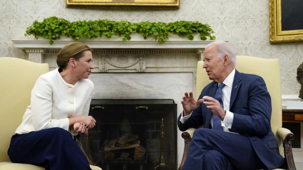 Mette Frederiksen (S) mødes mandag aften med den amerikanske præsident Joe Biden i Det Ovale Værelse, i Det Hvide Hus. Foto: Susan Walsh/AP/Ritzau Scanpix