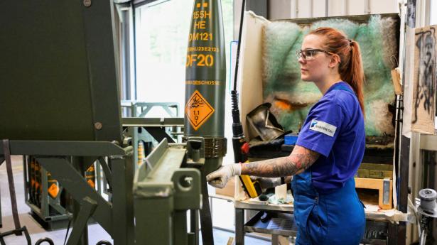 Den tyske fabrik Rheinmetall producerer intenst for at opfylde efterspørgslen i den spændte situation i Europa. Foto: Fabian Bimmer/Reuters/Ritzau Scanpix