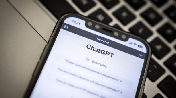 Virksomheder har en gylden mulighed for at forstå teknologiens potentialer og udfordringer og forberede deres medarbejdere på en fremtid, hvor AI bliver en integreret del af deres arbejdsrutiner, skriver Christian Hendriksen, adjunkt, Institut for Produktion og Erhvervsøkonomi, CBS​ Arkivfoto: Mads Claus Rasmussen/Ritzau Scanpix