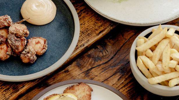 Fish’n’Chips, blæksprutte og cæsarsalat på nordisk vis. Foto: Brage Borup