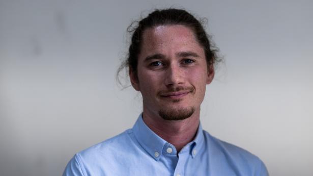 Niels Jeppesen er seniorspecialist i Force Technology og har gennem de seneste seks år undersøgt, hvordan man kan bruge kunstig intelligens til at analyse ultralyddata fra vindmøllevinger, så produktionen bliver mere effektiv. Foto: Simon Fals