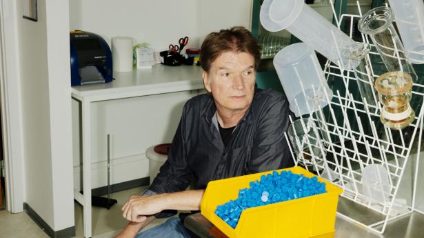 CO2 man blive til menneskemad. Det er ambitionen i et stort forskningsprojekt understøttet af Novo Nordisk Fonden og Bill Gates' fond. “Ideen er at have dette konsortium af eksperter, som i fællesskab ved, hvordan man tager en opdagelse fra laboratoriet ud i praksis hurtigt,” fortæller Alfred Spormann, stiftende direktør for Novo Nordisk Foundation CO2 Research Center. Foto: Tobias Nicolai for Børsen
