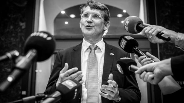 Fungerende forsvarsminister Troels Lund Poulsen (V) holdt sent mandag aften et pressemøde om Mette Frederiksens (S) forsvundne sms’er. Foto: Emil Nicolai Helms/Ritzau Scanpix