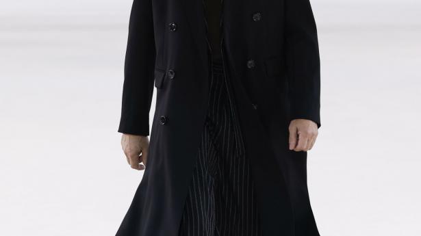 Den franske skuespiller Vincent Cassel på podiet hos modehuset Ami. Foto: Ik Aldama/picture-alliance/Ritzau Scanpix