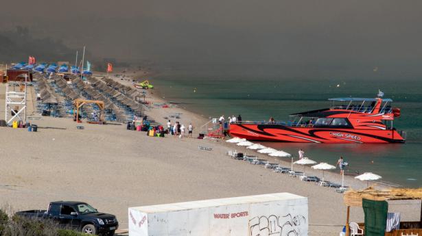 Turister bliver evakueret i nærheden af Lindos på Rhodos. Arkivfoto: Stringer/Reuters/Ritzau Scanpix