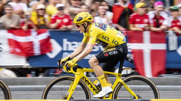 Danskerne kom til Paris i hobetal for at hylde Jonas Vingegaard på årets sidste etape i Tour de France. Det viser bare, hvor stort et sportsnavn cykelrytteren er og derfor også hans brandværdi. Foto: Bo Amstrup/Ritzau Scanpix