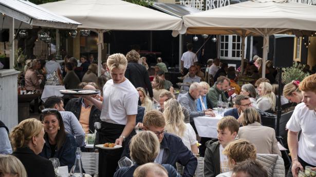 Imødekommende og opmærksomme unge tjenere medvirker til at underbygge den festlige stemning på terrassen. Foto: Andreas Vinther