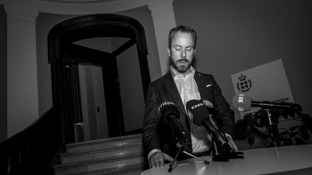 Sagen om israelske våbensystemer tog en ny drejning, da forsvarsminister Jakob Ellemann-Jensen (V) fredag hjemsendte departementschef Morten Bæk.
