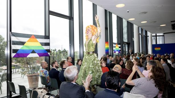 Dragqueen Mizz Privileze danser til velkendte hits fra blandt andre Queen og Abba. Foto: Rosaline Ben-Baruch Lange