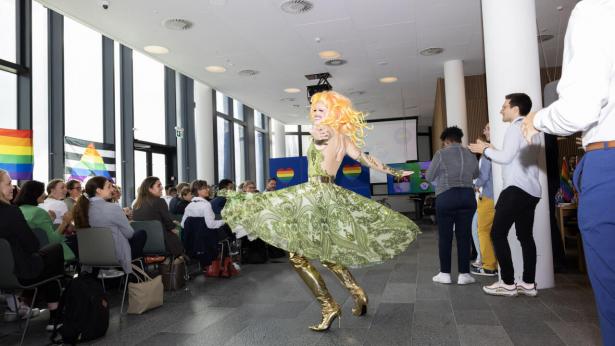 Nordea fejrede sidste år Copenhagen Pride med dragshow i bankens lokaler. Også i år vil Nordens største bank støtte begivenheden. Arkivfoto: Rosaline Ben-Baruch Lange
