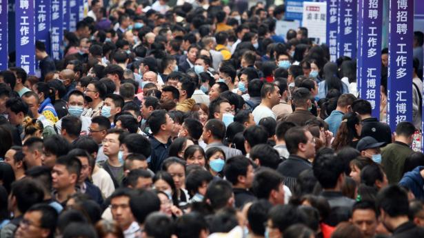 Tusindvis af unge på jobmesse i Chongqing i april i år. Mange vil komme ind i en meget lang kø af ledige. Arkivfoto: AFP/Ritzau Scanpix