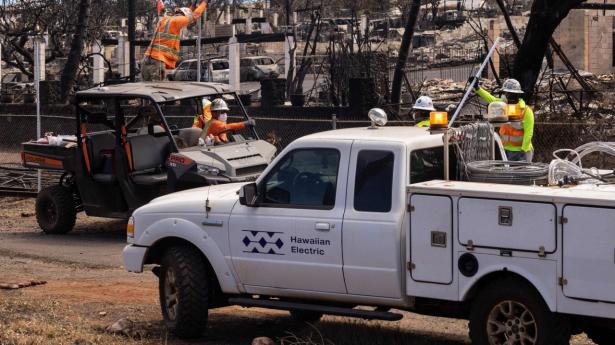 Ansatte i Hawaiian Electric forsøger at reparere elstolper efter naturkatastrofen på øen Maui, Hawaii. Foto: Yuki Iwamura/AFP/Ritzau Scanpix