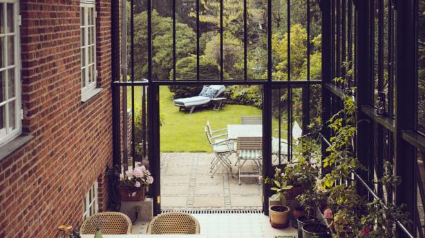 Orangeri i to etager. Finn og Charlotte Hunneche fik engelske håndværkere til at bygge orangeri i to etager ved Frederikbsergvillaen. Journalist: Maria Kentorp Optaget: 16.08.23 Foto: Thomas Nielsen