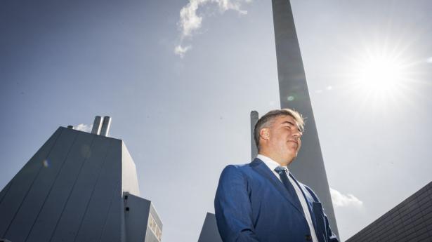 Klima-, energi- og forsyningsminister Lars Aagaard (M) præsenterede mandag regeringens udspil til ny fordeling af puljerne for CO2-fangst og lagring flankeret af blandt andre Ørsted-direktør Mads Nipper. Foto: Emil Nicolai Helms/Ritzau Scanpix