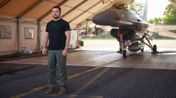 Afgørende for de danske F-16-flys indsats er, ifølge Ukraines præsident Zelenskyj, hvilke våben der hænger på vingerne. Foto: Handout/AFP/Ritzau Scanpix