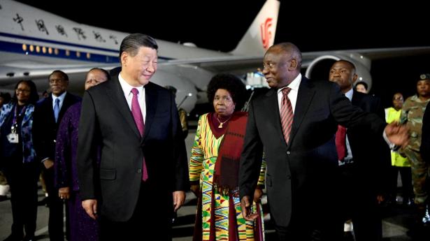 Præsident Xi Jinping bliver budt velkommen af præsident Cyril Ramaphosa i Johannesburg, Sydafrika. Foto: Yandisa Monakali/Reuters/Ritzau Scanpix