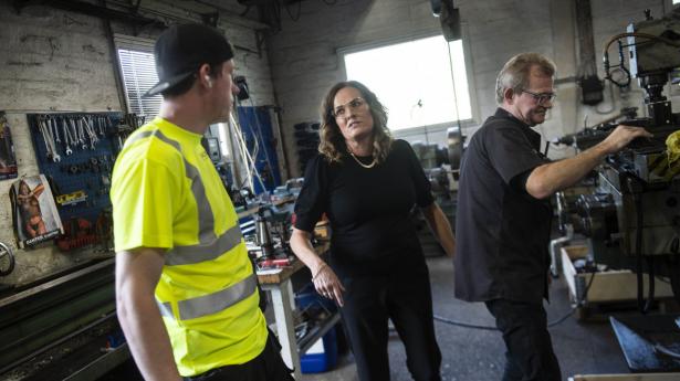 Personaleansvarlig Vivi Larsen har taget nøgenkalenderne på Sanderum Smede- og Maskinværksted ned. Et par kalendere kom dog tilbage for en kort stund, da fotografen var forbi. Foto: Tim Kildeborg Jensen