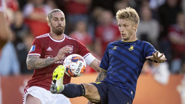 Brøndbys Daniel Wass (th.) og Vejles Raul Albentosa under superligakampen mellem Vejle Boldklub og Brøndby IF mandag. Foto: Bo Amstrup/Ritzau Scanpix