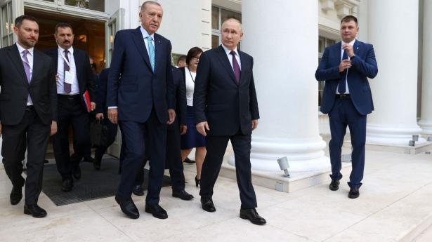 Vladimir Putin byder i Sotji ved Sortehavet velkommen til Tyrkiets præsident, Recep Tayyip Erdogan. Foto: Sputnik/Reuters/Ritzau Scanpix