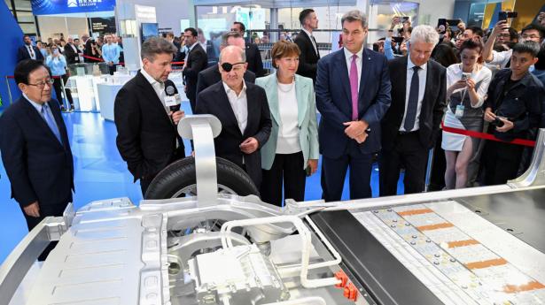 En smule mistrøstig ser forbundskansler Olaf Scholz ud med klap for øjet på en udstilling fra Kinas CATL på Munich Auto Show 5. september. Arkivfoto: Angelika Warmuth/Reuters/Ritzau Scanpix