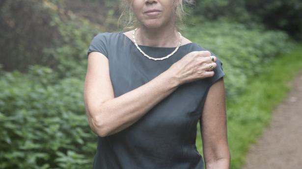 “Jeg var 47, da ulykken skete for otte år siden. Det er hårdt at sidde her i dag og tænke, at det er blevet mit liv.," siger Gitte Maya Elsing, der i de seneste seks år har kæmpet med AP Pension og Arbejdsmarkedets Erhvervssikring om ydelser., hun i sin kontrakt var berettiget til. Foto: Rosaline Ben-Baruch Lange