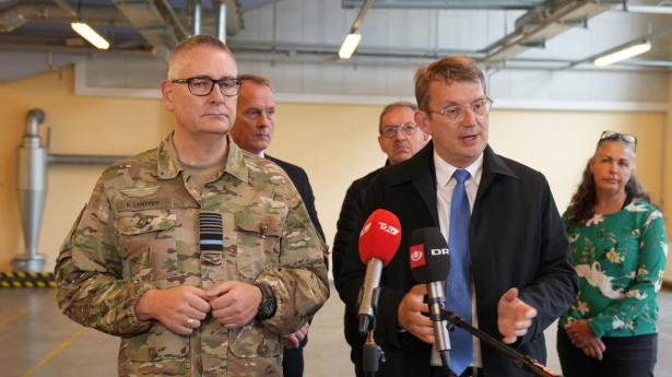 Forsvarsminister Troels Lund Poulsen og forsvarschef Flemming Lentfer holder lørdag pressemøde i Krudten Erhvervspark i Elling.